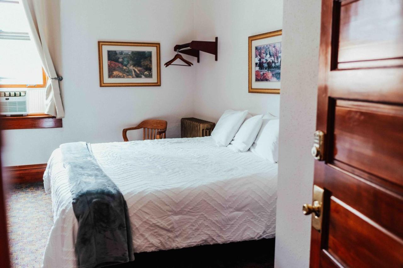 Town Hall Inn Lead Εξωτερικό φωτογραφία