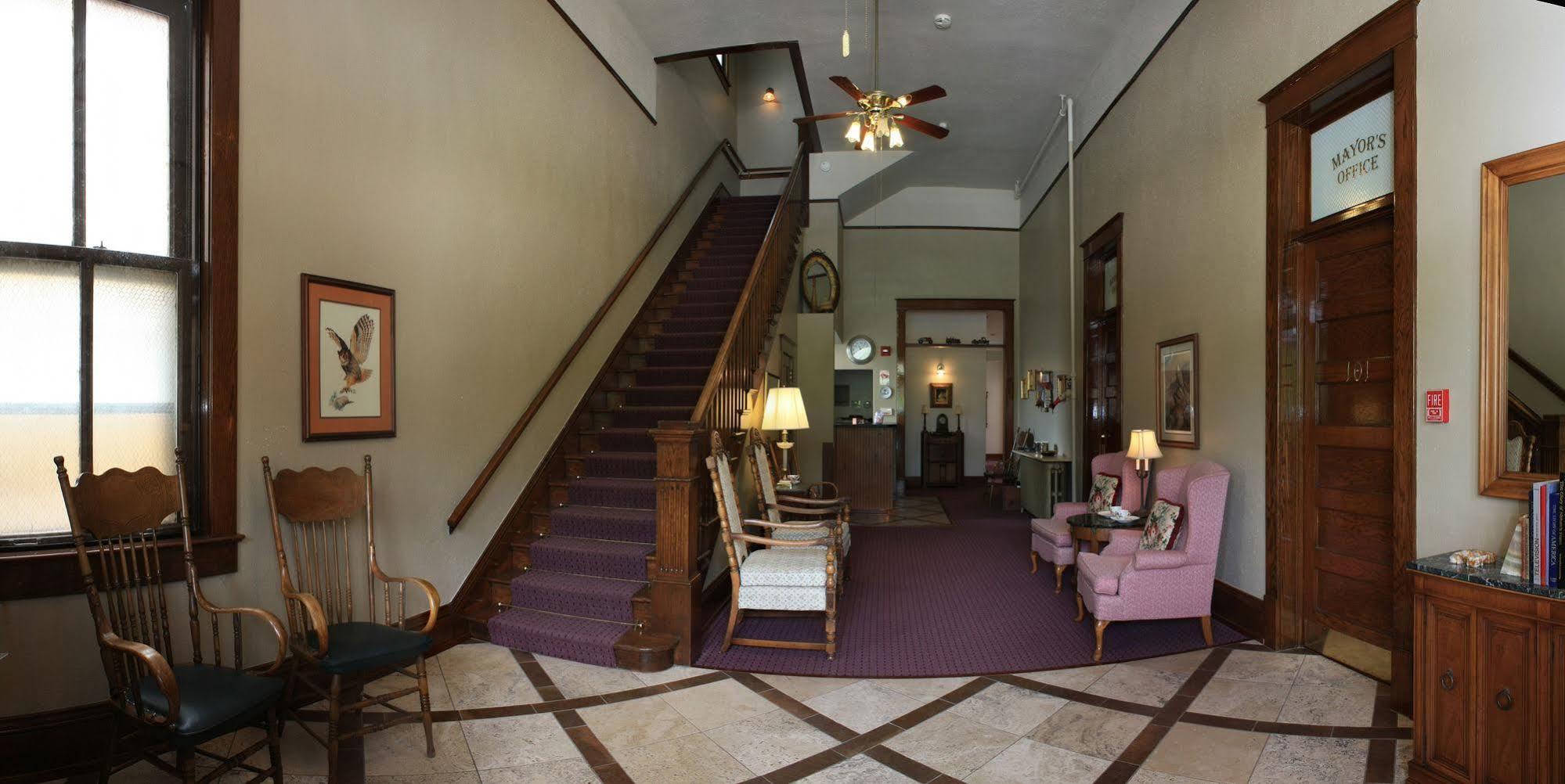 Town Hall Inn Lead Εξωτερικό φωτογραφία